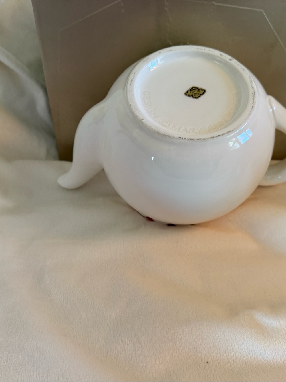 Otagiri Vintage White Ceramic Teapot with Green Wreath and Red Bow - Picture 7 of 7